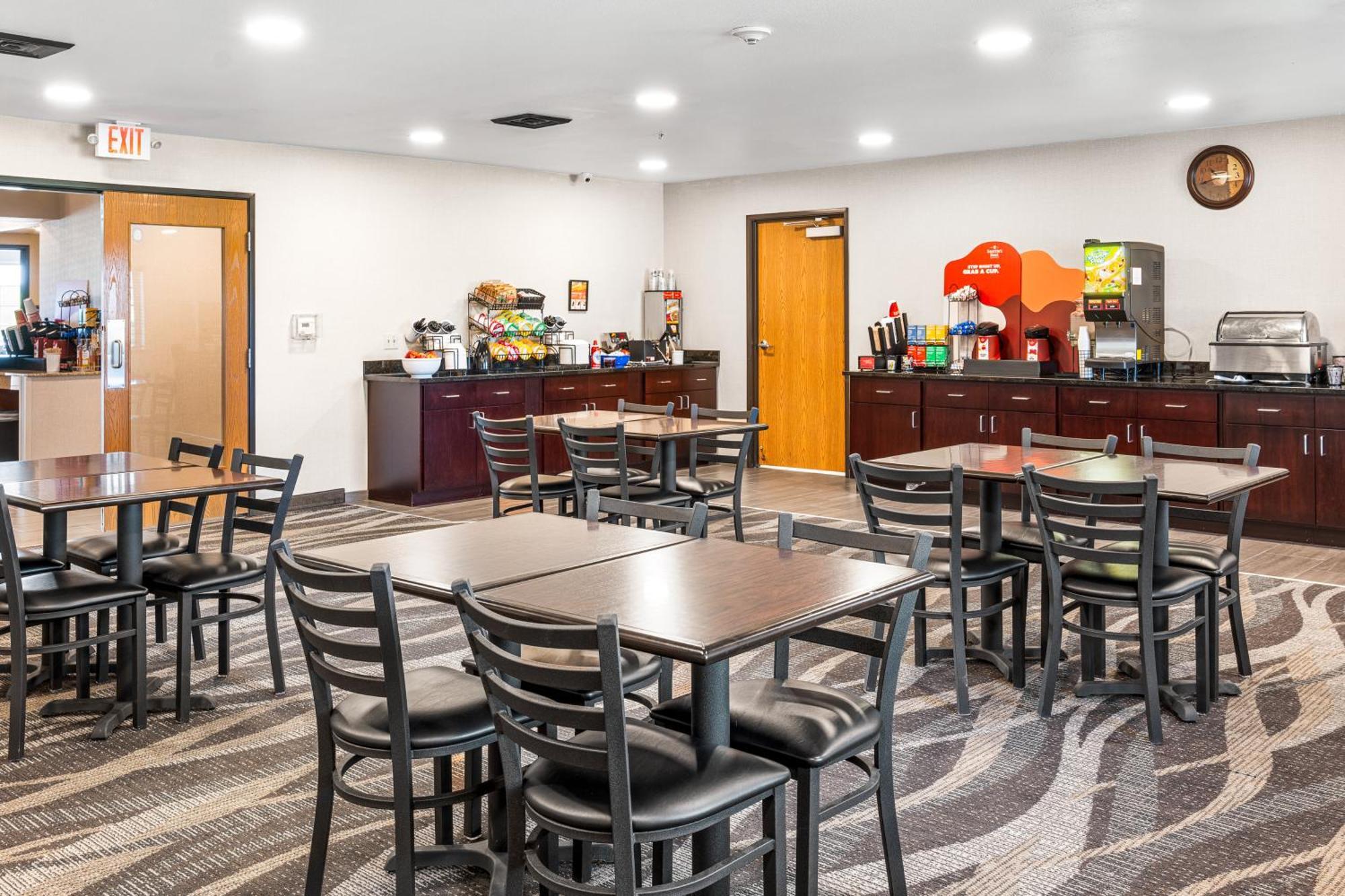Boarders Inn & Suites By Cobblestone Hotels - 샤와노 외부 사진