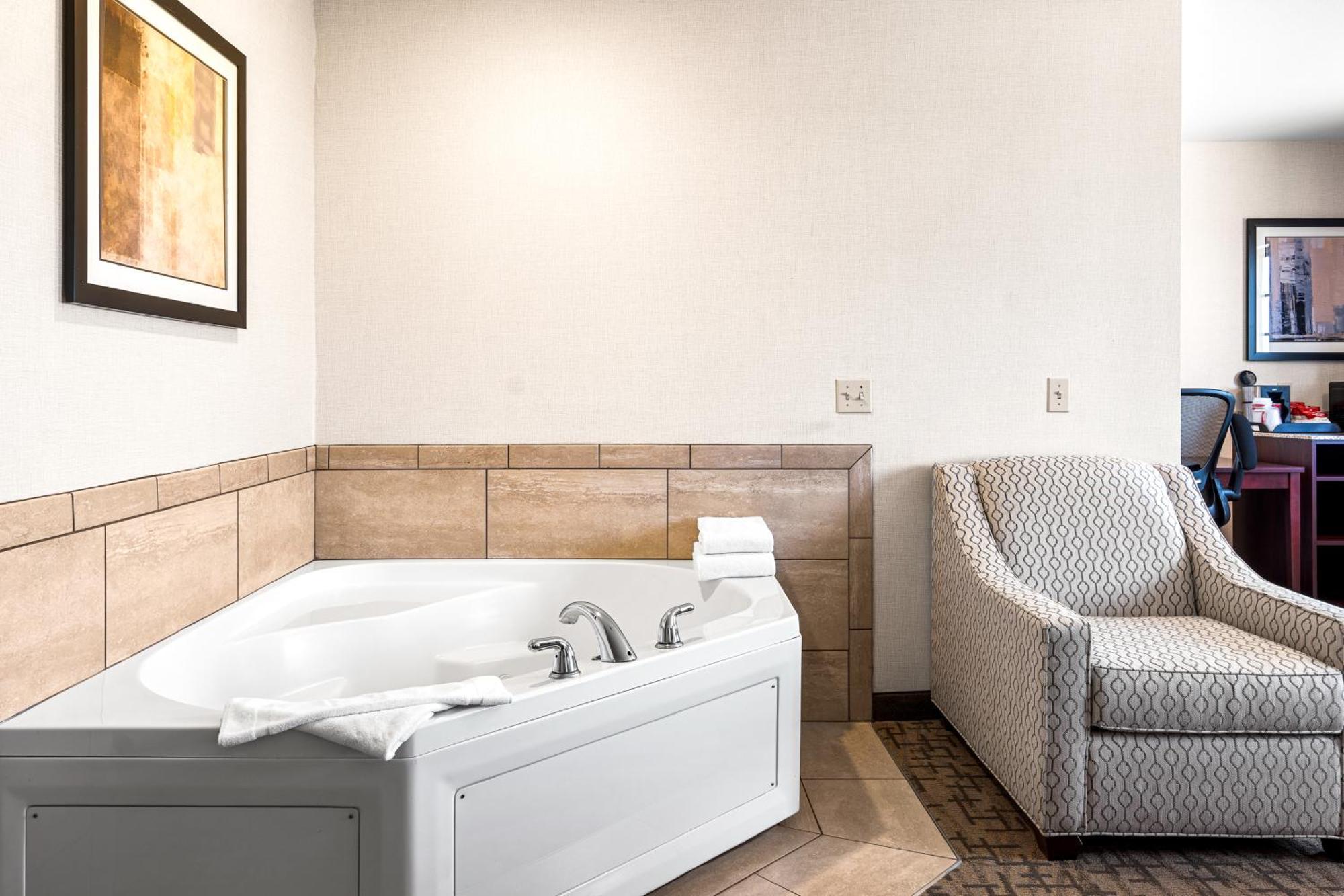 Boarders Inn & Suites By Cobblestone Hotels - 샤와노 외부 사진