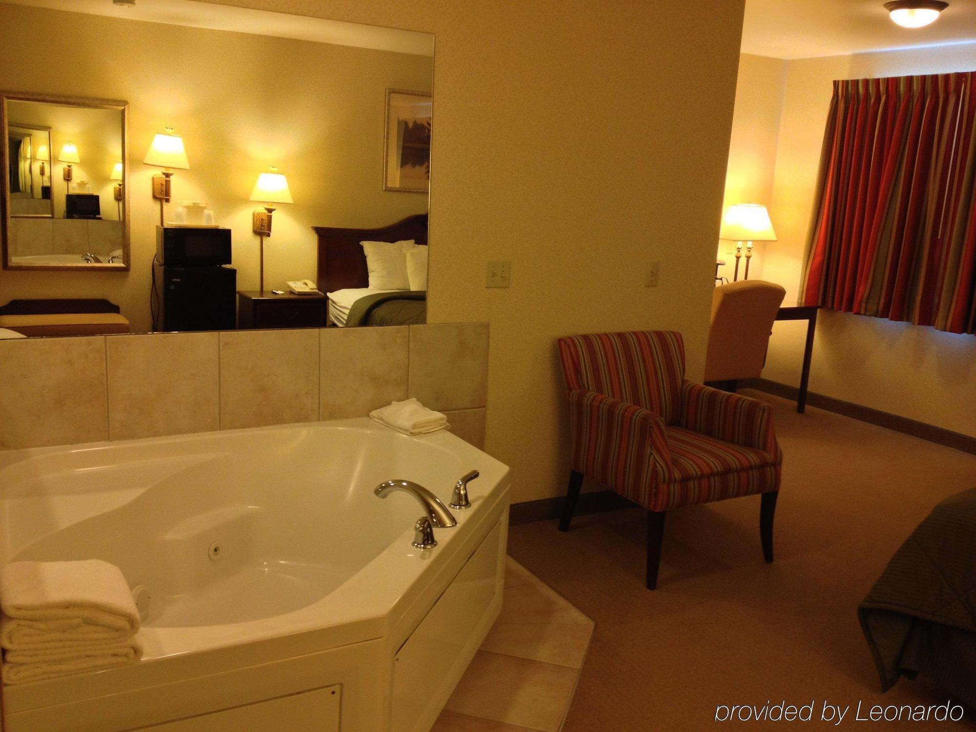 Boarders Inn & Suites By Cobblestone Hotels - 샤와노 외부 사진