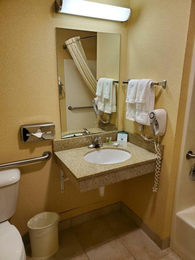 Boarders Inn & Suites By Cobblestone Hotels - 샤와노 외부 사진